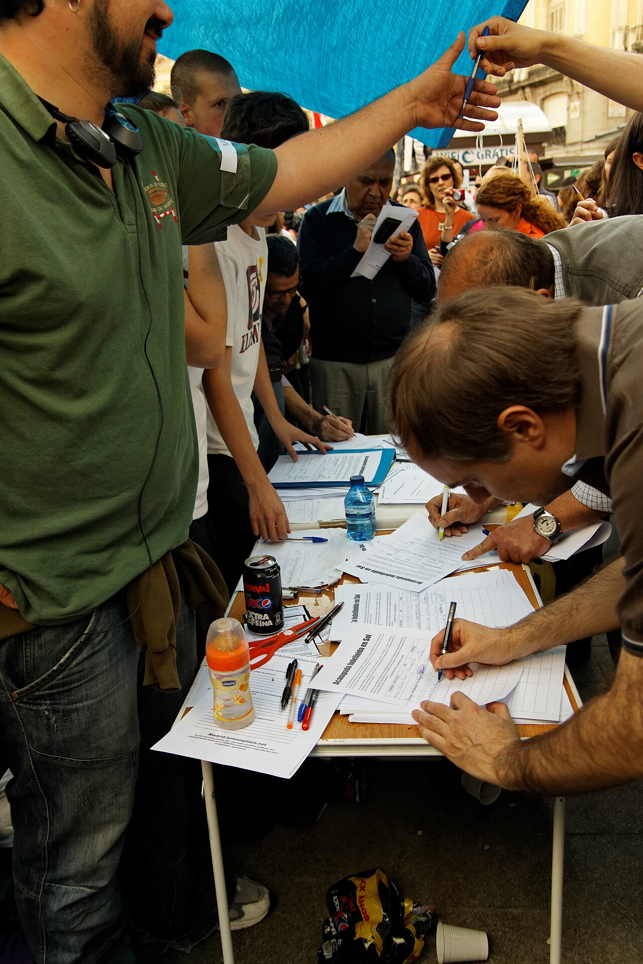 Tiendas de campaña de la acampada del 15M en la Puerta del Sol de noche en 2011